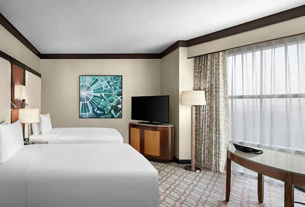 The welcoming lobby of DoubleTree by Hilton Jabal Omar Makkah offers a calm and refined environment for pilgrims. Designed for comfort and ease after long journeys and Umrah rituals.